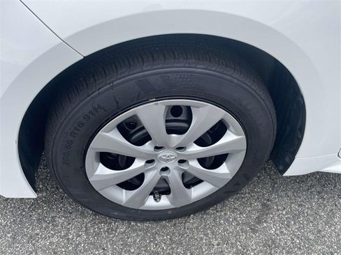 Used 2021 Toyota Corolla LE image 11
