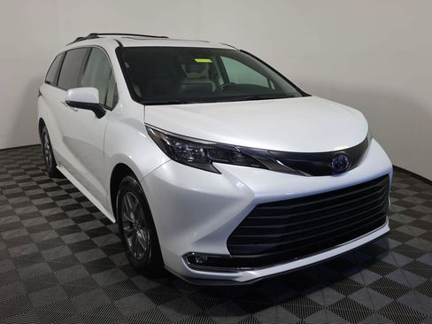 Used 2024 Toyota Sienna XLE AWD/4WD image 3
