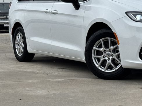 Used 2024 Chrysler Pacifica Touring-L image 3