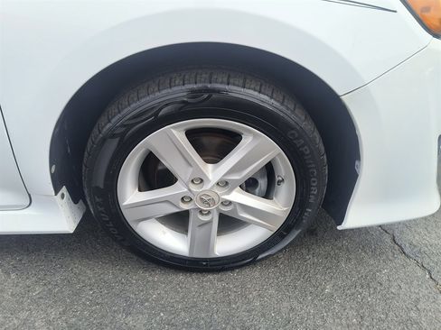 Used 2012 Toyota Camry L image 12