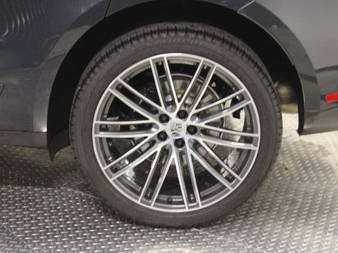 Certified 2025 Porsche Macan AWD/4WD image 19