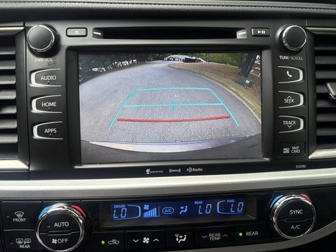 Used 2019 Toyota Highlander XLE FWD image 35