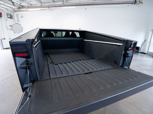 Used 2024 Tesla Cybertruck AWD Crew Cab image 38