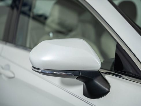 Used 2020 Toyota Avalon XLE w/ Moonroof Package image 15