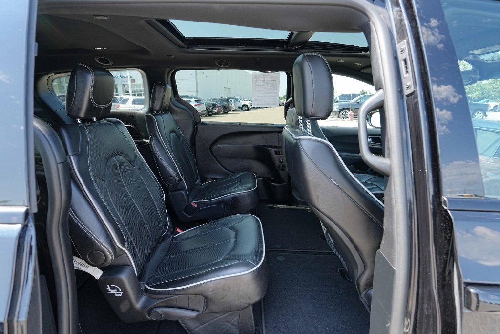 Used 2025 Chrysler Pacifica Limited FWD image 24