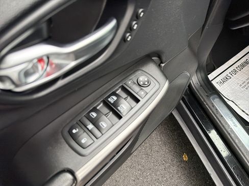 Used 2019 Jeep Cherokee Limited AWD/4WD image 15