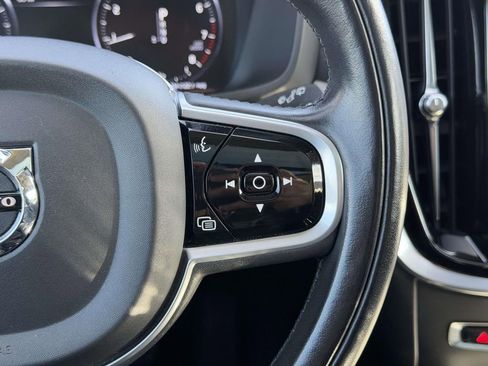 Used 2022 Volvo V60 T5 Cross Country image 10