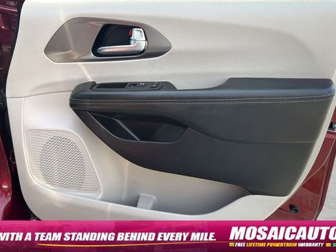 Used 2022 Chrysler Pacifica Touring-L AWD/4WD image 9