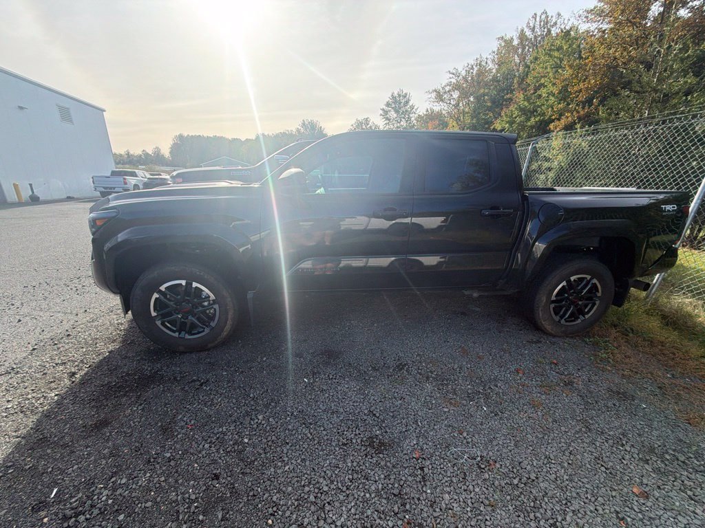 Used 2025 Toyota Tacoma TRD Sport AWD/4WD image 4