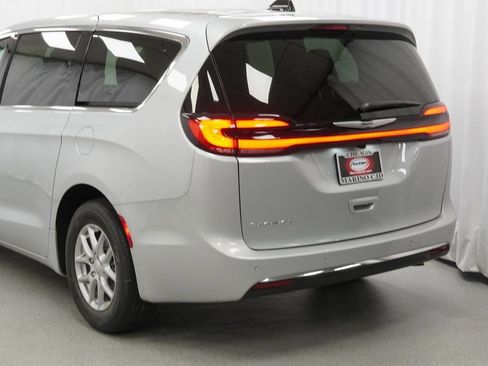 New 2026 Chrysler Pacifica Select image 12