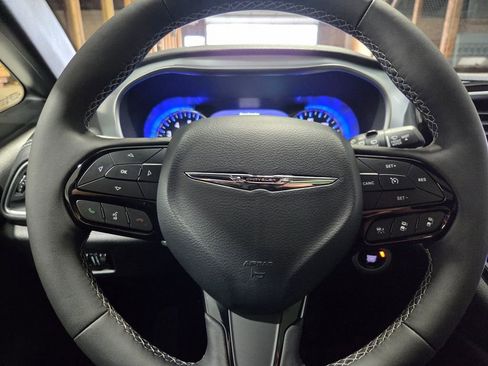 Certified 2025 Chrysler Pacifica Limited image 9