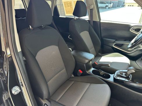 Used 2025 Kia Soul LX w/ LX Technology Package FWD image 34