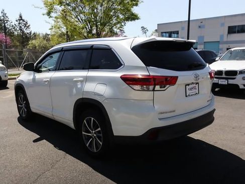 Used 2017 Toyota Highlander XLE image 2