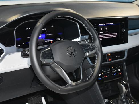 Certified 2025 Volkswagen Taos SE w/ Panoramic Sunroof Package image 2