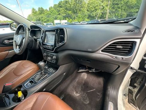 Used 2019 Jeep Cherokee Overland w/ Technology Group AWD/4WD image 32