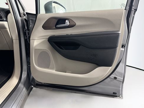 Used 2019 Chrysler Pacifica Touring-L FWD image 34