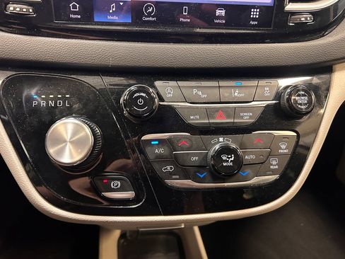 Used 2023 Chrysler Pacifica Touring-L FWD image 17