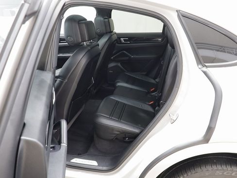 Used 2022 Porsche Cayenne Platinum Edition image 17