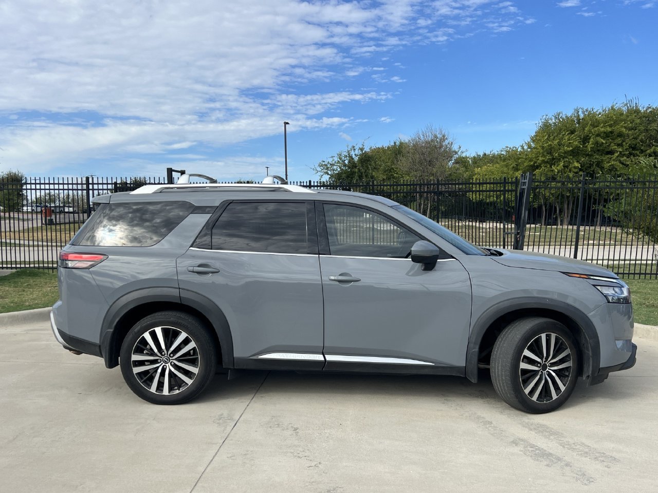 Used 2024 Nissan Pathfinder Platinum FWD image 3