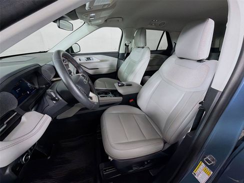 Used 2025 Ford Explorer Active w/ Active Comfort Package AWD/4WD image 2