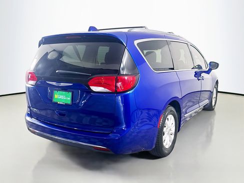 Used 2018 Chrysler Pacifica Touring-L FWD image 10