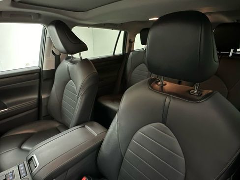 Used 2020 Toyota Highlander XLE AWD/4WD image 9