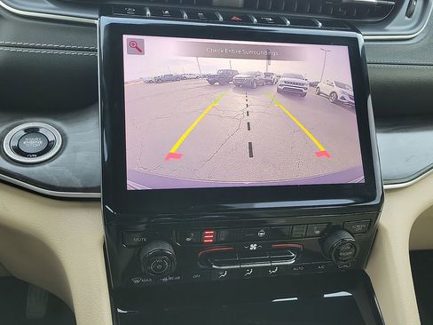 Used 2023 Jeep Grand Cherokee Limited image 16