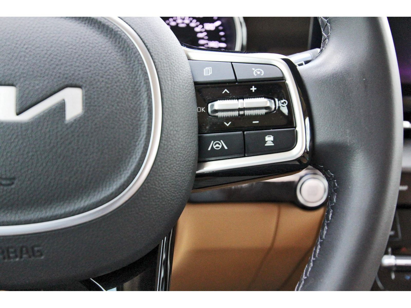 Used 2024 Kia Carnival EX FWD image 20