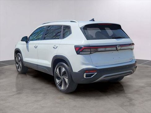 Used 2025 Volkswagen Taos SE AWD/4WD image 4