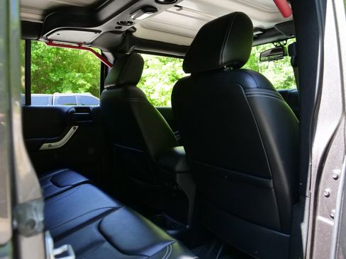 Used 2016 Jeep Wrangler Unlimited Rubicon AWD/4WD image 41