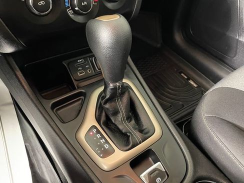 Used 2015 Jeep Cherokee Sport image 9