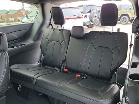 New 2026 Chrysler Pacifica Select image 15