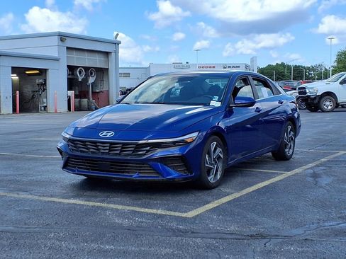 Used 2025 Hyundai Elantra SEL FWD image 2