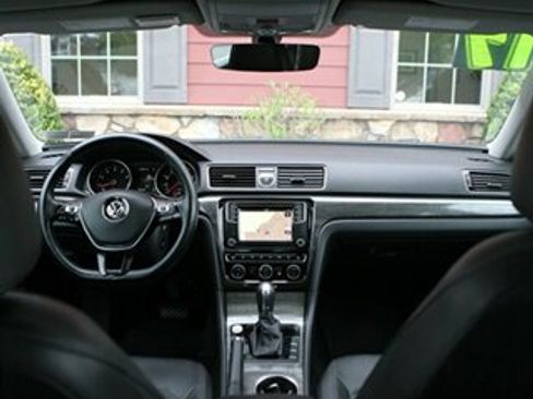 Used 2017 Volkswagen Passat 1.8T SE FWD image 19
