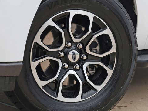 Used 2024 Ford Expedition XLT RWD image 12