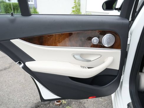 Used 2019 Mercedes-Benz E 300 4MATIC image 28