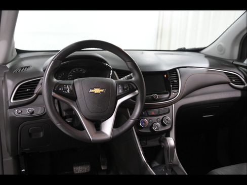 Certified 2022 Chevrolet Trax LT w/ LT Convenience Package image 6