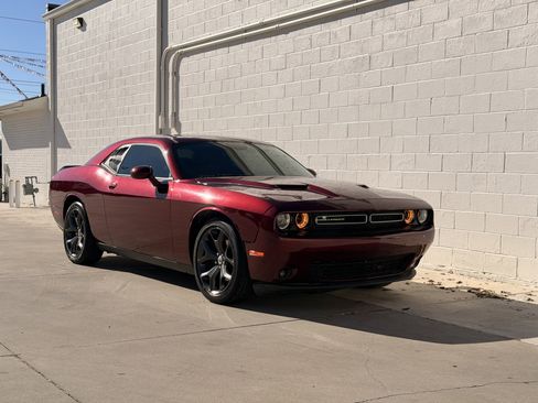 Used 2019 Dodge Challenger SXT w/ Plus Package image 8