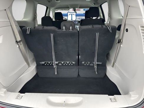 Used 2022 Chrysler Voyager LX image 17
