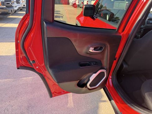 Used 2018 Jeep Renegade Latitude AWD/4WD image 14