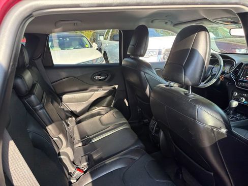 Used 2019 Jeep Cherokee Limited w/ Luxury Group AWD/4WD image 4