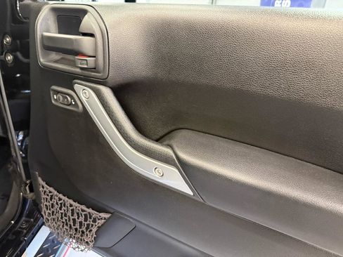 Used 2015 Jeep Wrangler Unlimited Sahara w/ Dual Top Group AWD/4WD image 39