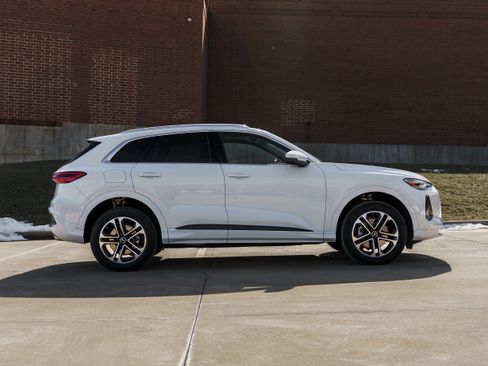 Certified 2025 Audi Q5 Premium w/ Convenience Package image 3