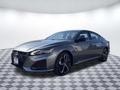 Used 2024 Nissan Altima 2.5 SR w/ SR Premium Package FWD image 3