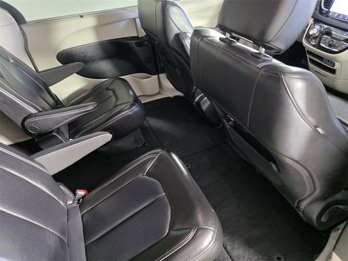 Certified 2023 Chrysler Pacifica Touring-L image 33