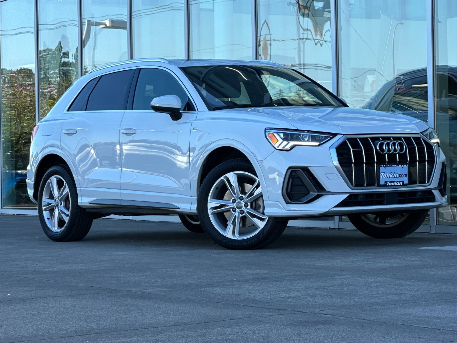 Used 2020 Audi Q3 2.0T Premium Plus w/ Premium Plus Package AWD/4WD image 2