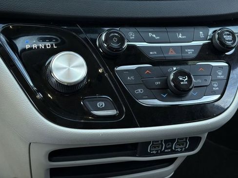 Used 2024 Chrysler Pacifica Touring-L image 26
