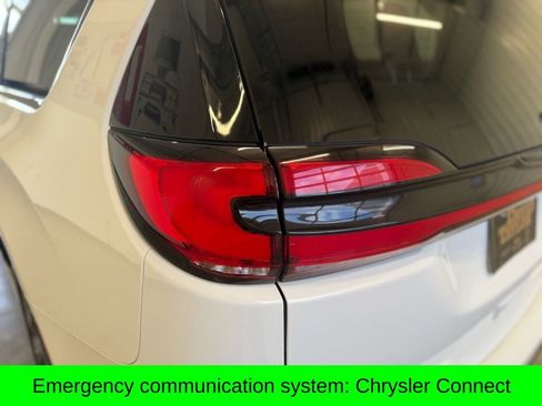 Used 2025 Chrysler Pacifica Limited image 9