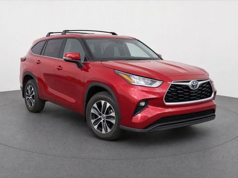 Used 2020 Toyota Highlander XLE AWD/4WD image 24