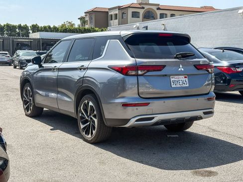 Used 2022 Mitsubishi Outlander SE image 2